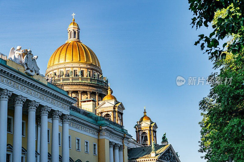 圣艾萨克大教堂(Isaakievskiy Sobor)在圣彼得堡。